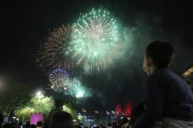 TP Hồ Chí Minh: Pháo hoa rực sáng chào đón năm mới 2021 - Ảnh 10. TP Hồ Chí Minh: Pháo hoa rực sáng chào đón năm mới 2021 - Ảnh 10.