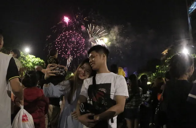 TP Hồ Chí Minh: Pháo hoa rực sáng chào đón năm mới 2021 - Ảnh 4. TP Hồ Chí Minh: Pháo hoa rực sáng chào đón năm mới 2021 - Ảnh 4.