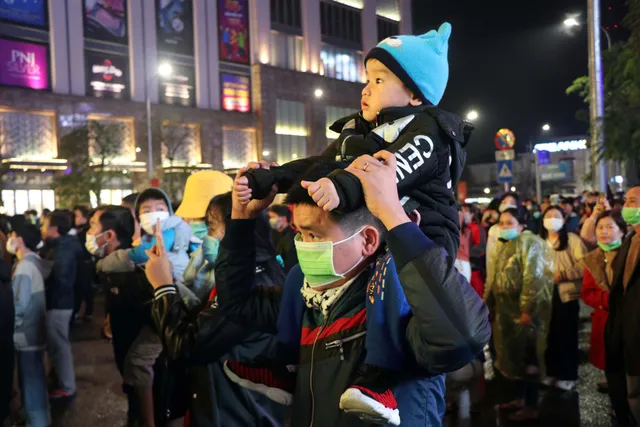 Người dân cả nước rộn ràng chào đón năm mới 2021 - Ảnh 2. Người dân cả nước rộn ràng chào đón năm mới 2021 - Ảnh 2.