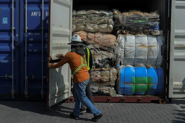 Hàn Quốc loại bỏ dần nhập khẩu chất thải công nghiệp, tăng cường tái chế chất thải sinh hoạt - Ảnh 1.