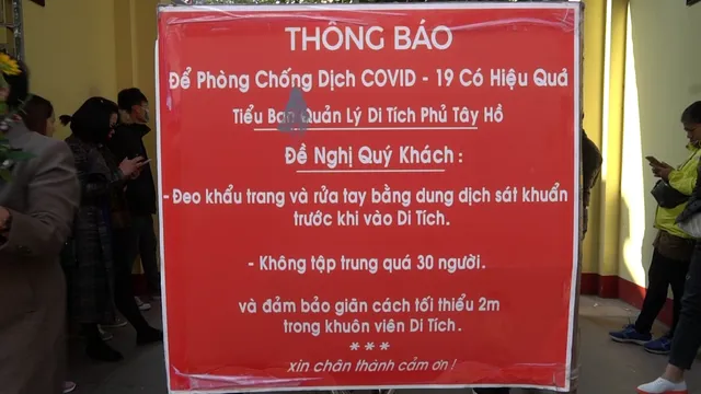 Lễ Phủ Tây Hồ, nhiều người quên đeo khẩu trang phòng dịch - Ảnh 1.