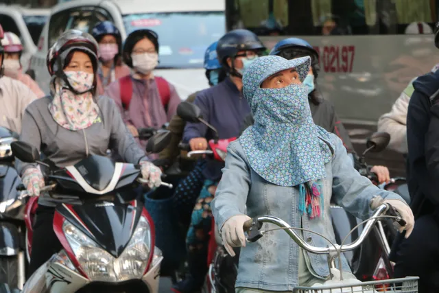 TP Hồ Chí Minh trở lạnh, nhiều người mặc áo ấm khi ra đường - Ảnh 5.