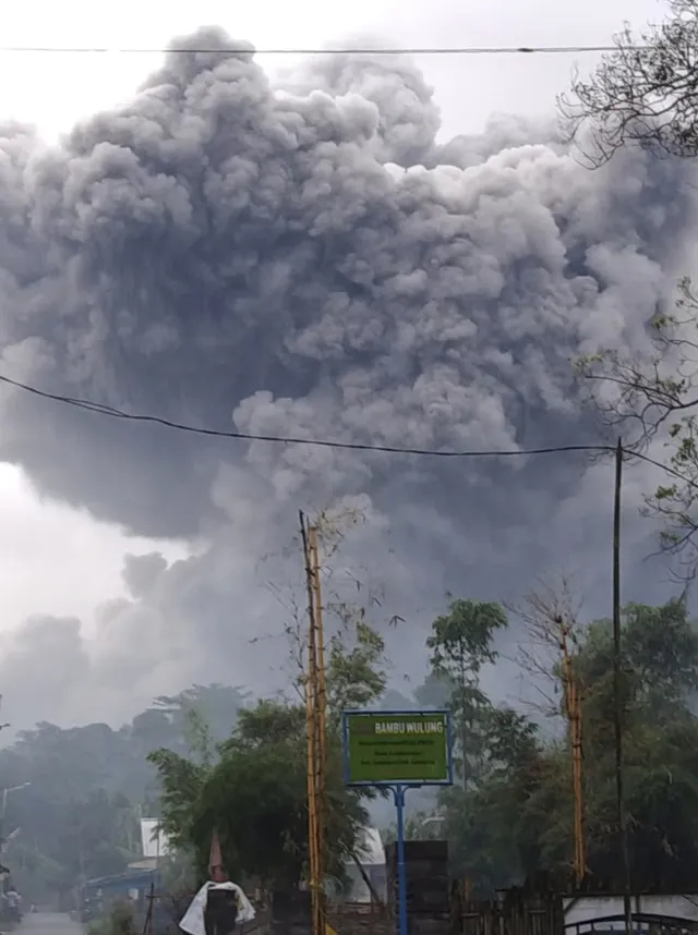 Núi lửa Semeru tại Indonesia phun tro bụi 5km lên bầu trời - Ảnh 1.