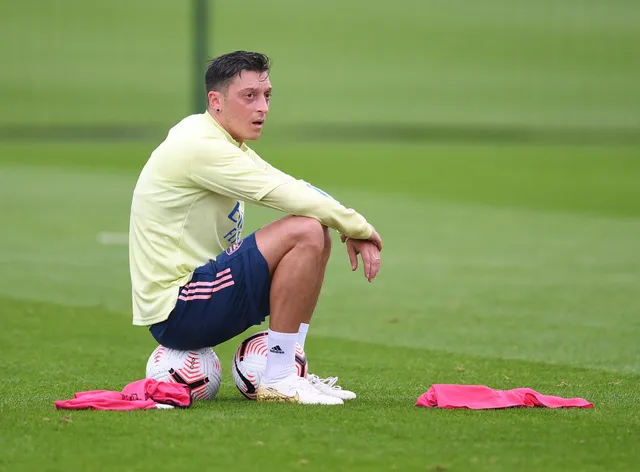 Arsenal đạt thỏa thuận chấm dứt hợp đồng với Mesut Ozil - Ảnh 1.