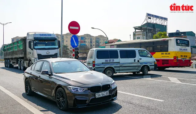 Lái xe biển xanh cố tình quay đầu tại nút giao Cầu Thăng Long - vành đai 3 - Ảnh 3. Lái xe biển xanh cố tình quay đầu tại nút giao Cầu Thăng Long - vành đai 3 - Ảnh 3.
