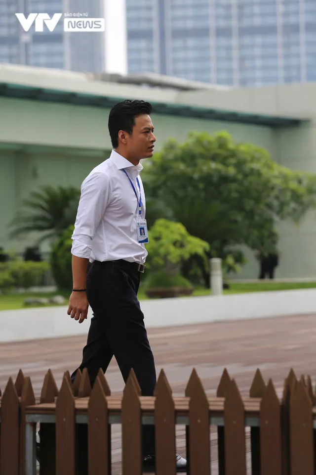Hậu trường hài hước Hồng Đăng chia tay Hồng Diễm ở Hướng dương ngược nắng - Ảnh 5. Hậu trường hài hước Hồng Đăng chia tay Hồng Diễm ở Hướng dương ngược nắng - Ảnh 5.