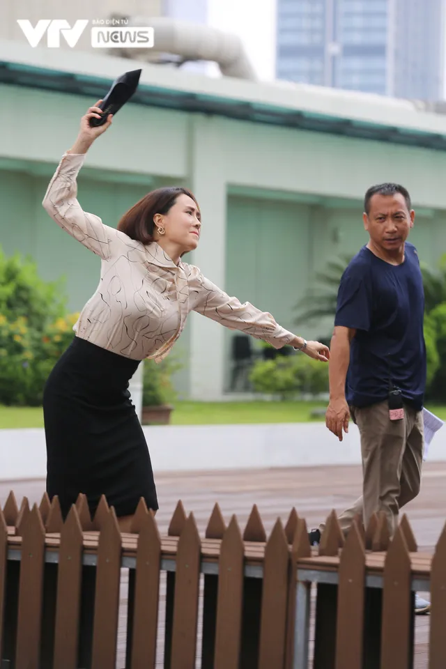 Hậu trường hài hước Hồng Đăng chia tay Hồng Diễm ở Hướng dương ngược nắng - Ảnh 4. Hậu trường hài hước Hồng Đăng chia tay Hồng Diễm ở Hướng dương ngược nắng - Ảnh 4.