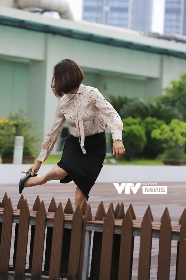 Hậu trường hài hước Hồng Đăng chia tay Hồng Diễm ở Hướng dương ngược nắng - Ảnh 3. Hậu trường hài hước Hồng Đăng chia tay Hồng Diễm ở Hướng dương ngược nắng - Ảnh 3.