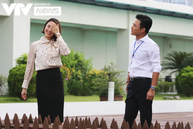 Hậu trường hài hước Hồng Đăng chia tay Hồng Diễm ở Hướng dương ngược nắng - Ảnh 7. Hậu trường hài hước Hồng Đăng chia tay Hồng Diễm ở Hướng dương ngược nắng - Ảnh 7.