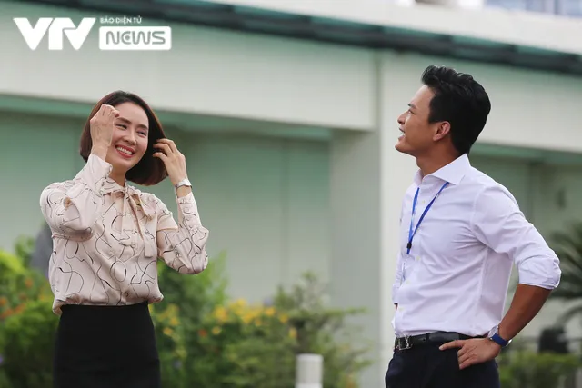 Hậu trường hài hước Hồng Đăng chia tay Hồng Diễm ở Hướng dương ngược nắng - Ảnh 6. Hậu trường hài hước Hồng Đăng chia tay Hồng Diễm ở Hướng dương ngược nắng - Ảnh 6.