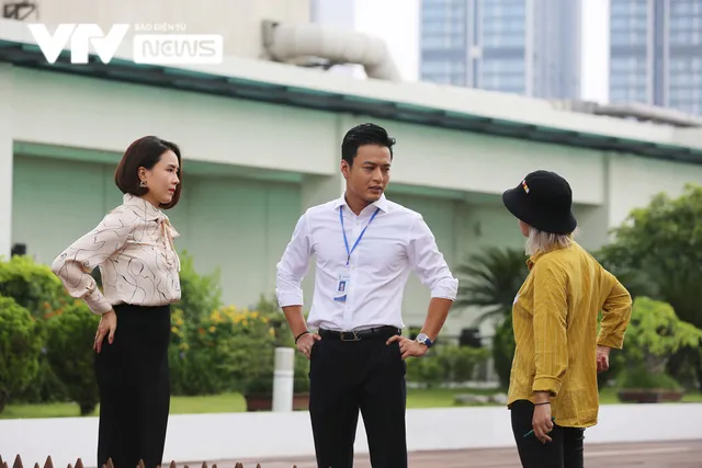 Hậu trường hài hước Hồng Đăng chia tay Hồng Diễm ở Hướng dương ngược nắng - Ảnh 9. Hậu trường hài hước Hồng Đăng chia tay Hồng Diễm ở Hướng dương ngược nắng - Ảnh 9.