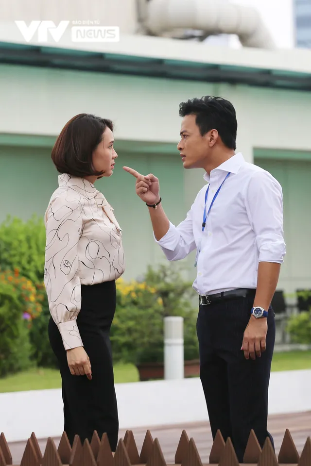 Hậu trường hài hước Hồng Đăng chia tay Hồng Diễm ở Hướng dương ngược nắng - Ảnh 12. Hậu trường hài hước Hồng Đăng chia tay Hồng Diễm ở Hướng dương ngược nắng - Ảnh 12.
