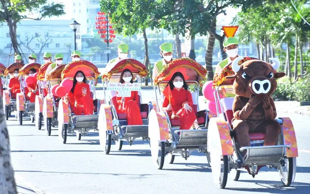
A cyclo parade kicks off the New Year 2021 Festival in Da Nang on December 29, 2020. (Photo: NDO/Anh Dao)
