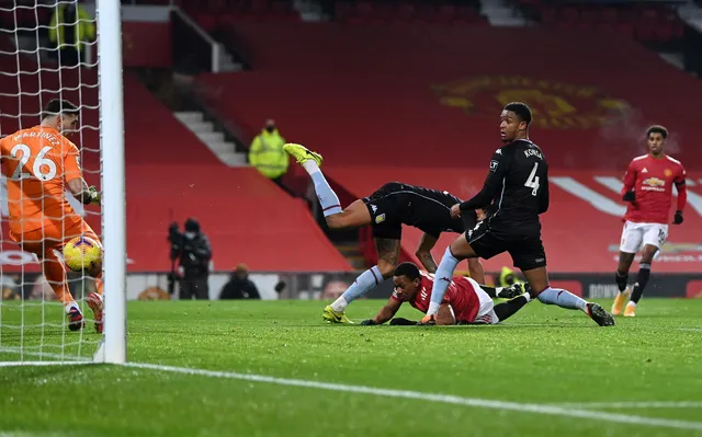 Man Utd 2-1 Aston Villa: Tiếp tục thăng hoa, Man Utd bằng điểm Liverpool - Ảnh 3.