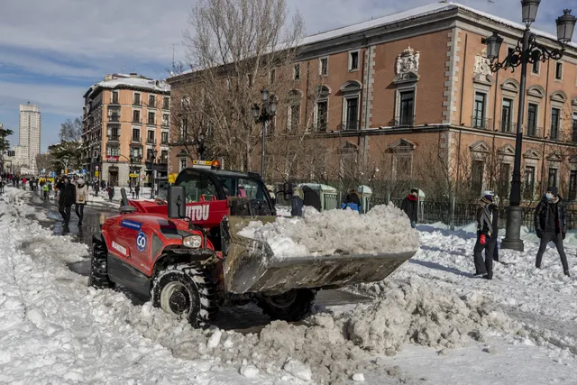 Tây Ban Nha ban bố tình trạng thảm họa tại thủ đô Madrid do bão tuyết - Ảnh 2.