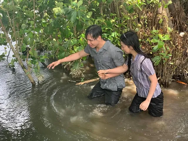 Bạch Công Khanh gặp khó với cảnh té sông ở phim Ngày em đến - Ảnh 3.