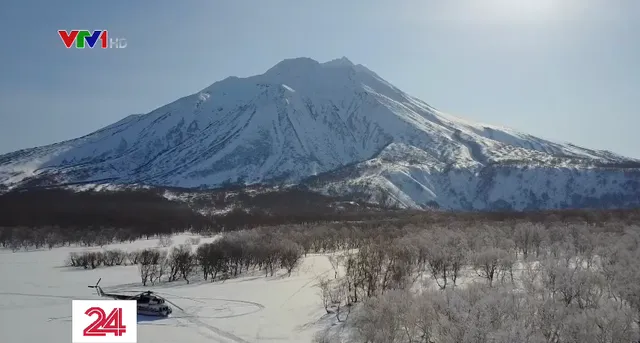 Kamchatka - vùng đất đầy mê hoặc với núi lửa phủ băng tuyết - Ảnh 1.