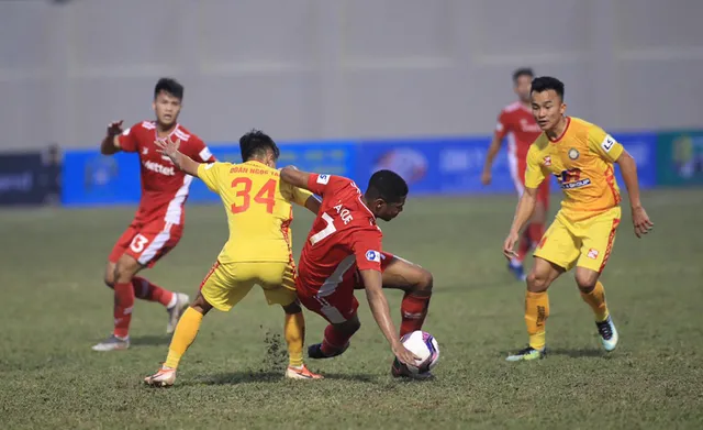 HLV Trương Việt Hoàng: Mặt sân Thanh Hóa không đảm bảo, cả hai đội toàn chuyền dài - Ảnh 1.