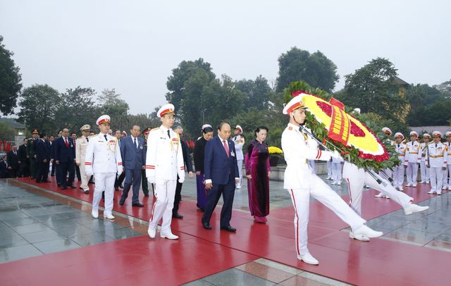  Đại biểu dự Đại hội XIII của Đảng vào Lăng viếng Chủ tịch Hồ Chí Minh - Ảnh 10.