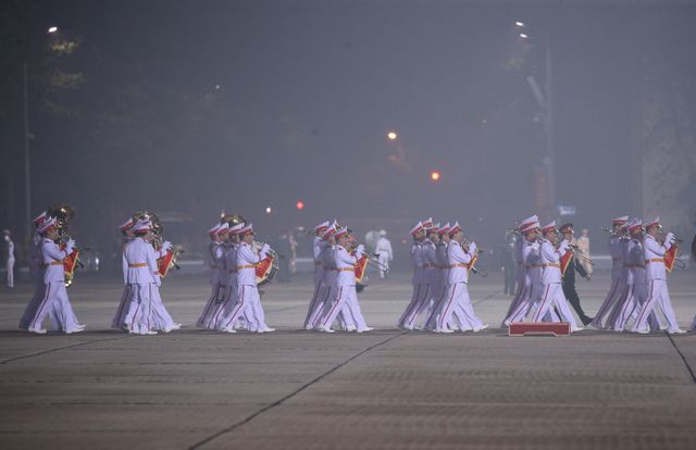  Đại biểu dự Đại hội XIII của Đảng vào Lăng viếng Chủ tịch Hồ Chí Minh - Ảnh 8.