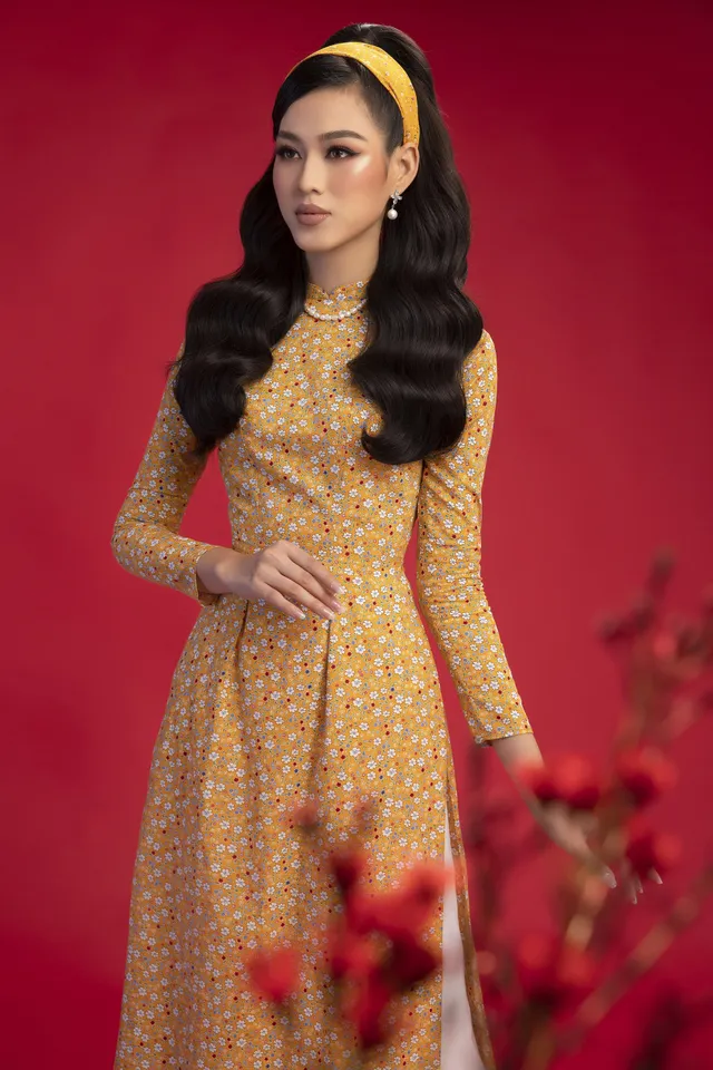 Hoa hậu Đỗ Thị Hà khoe vẻ sắc sảo với áo dài retro - Ảnh 4. Hoa hậu Đỗ Thị Hà khoe vẻ sắc sảo với áo dài retro - Ảnh 4.