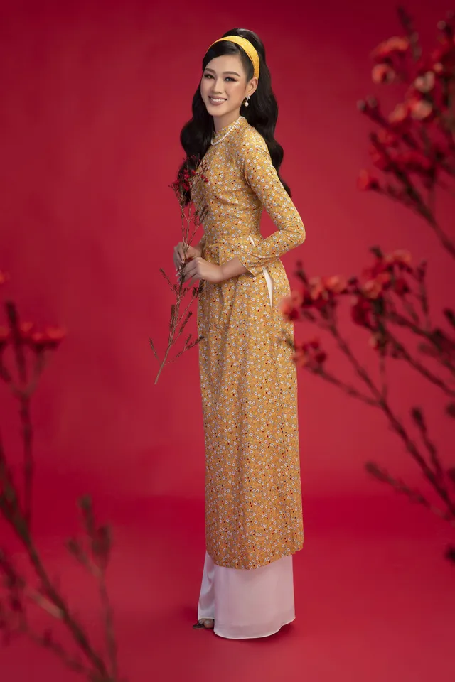 Hoa hậu Đỗ Thị Hà khoe vẻ sắc sảo với áo dài retro - Ảnh 8. Hoa hậu Đỗ Thị Hà khoe vẻ sắc sảo với áo dài retro - Ảnh 8.