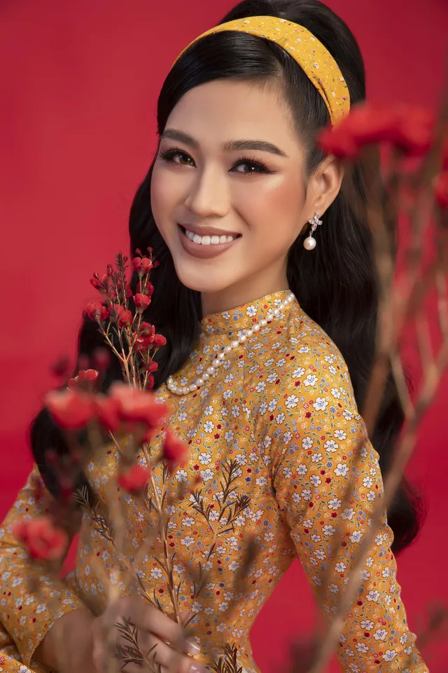 Hoa hậu Đỗ Thị Hà khoe vẻ sắc sảo với áo dài retro - Ảnh 7. Hoa hậu Đỗ Thị Hà khoe vẻ sắc sảo với áo dài retro - Ảnh 7.
