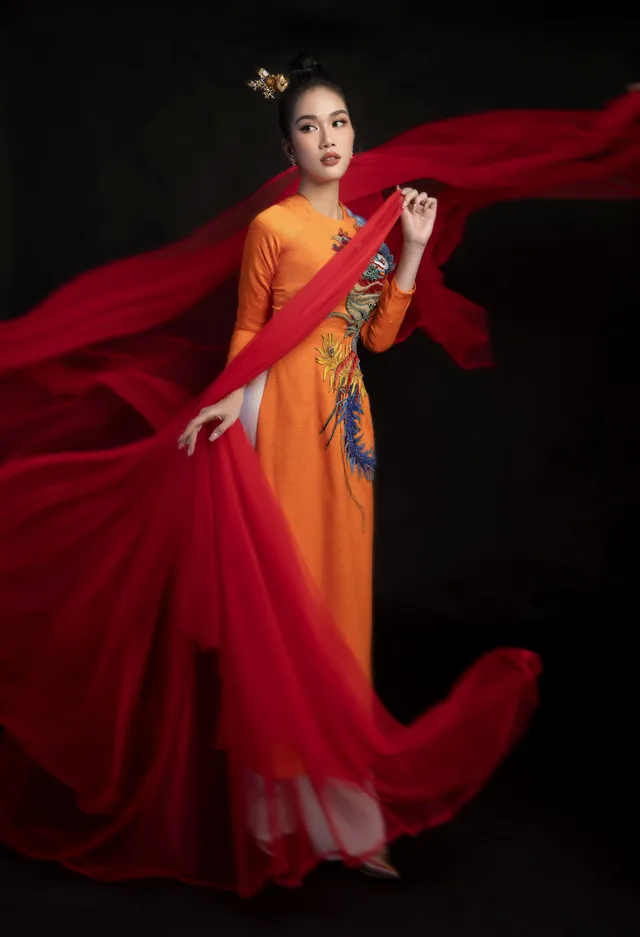 Hoa hậu Đỗ Thị Hà khoe vẻ sắc sảo với áo dài retro - Ảnh 12. Hoa hậu Đỗ Thị Hà khoe vẻ sắc sảo với áo dài retro - Ảnh 12.
