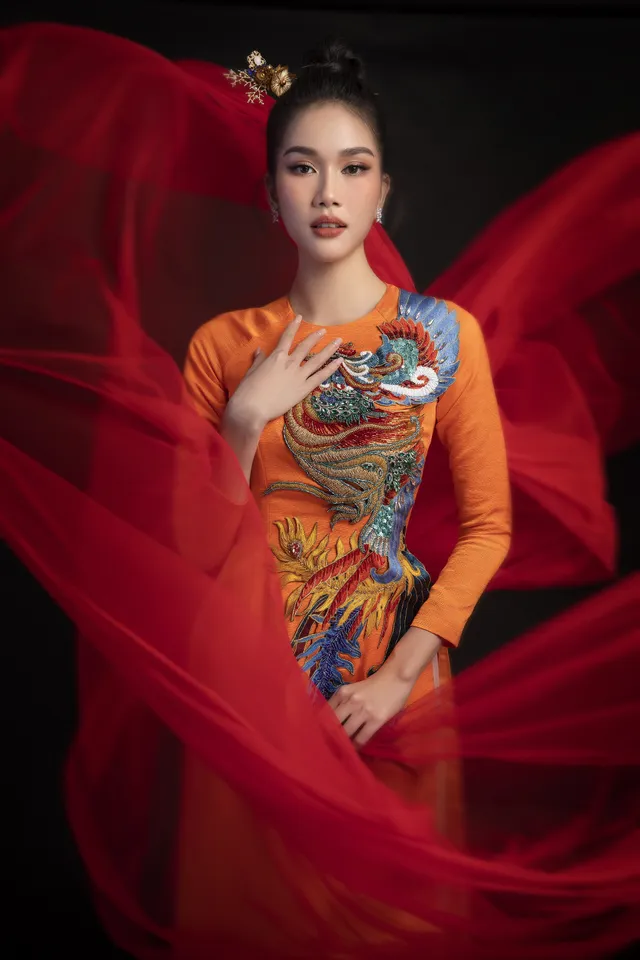 Hoa hậu Đỗ Thị Hà khoe vẻ sắc sảo với áo dài retro - Ảnh 11. Hoa hậu Đỗ Thị Hà khoe vẻ sắc sảo với áo dài retro - Ảnh 11.