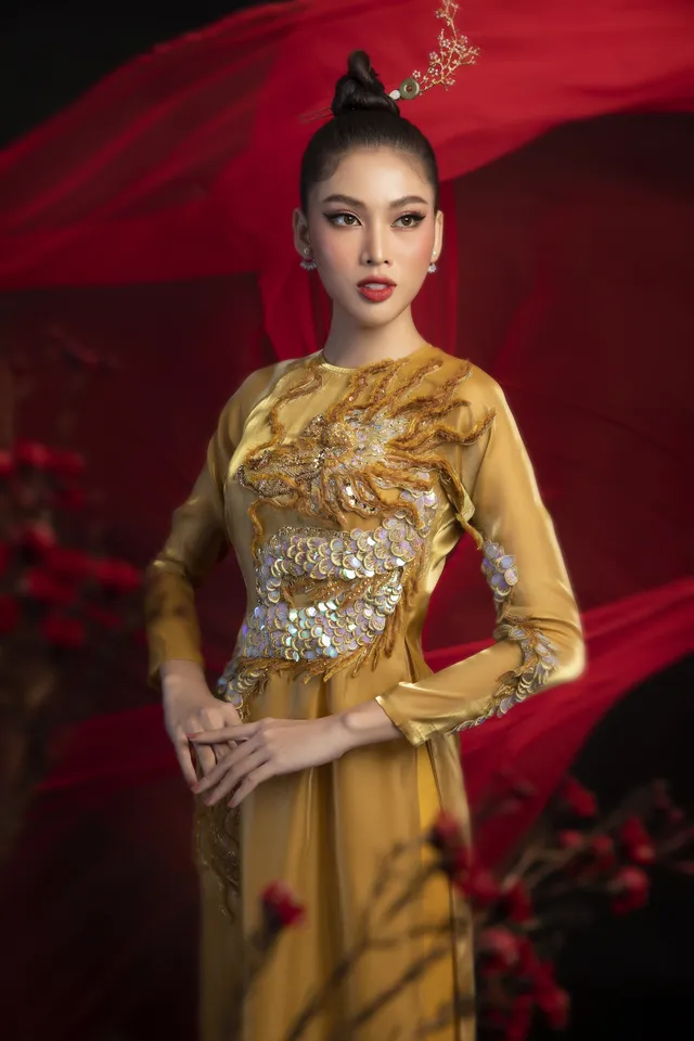 Hoa hậu Đỗ Thị Hà khoe vẻ sắc sảo với áo dài retro - Ảnh 13. Hoa hậu Đỗ Thị Hà khoe vẻ sắc sảo với áo dài retro - Ảnh 13.