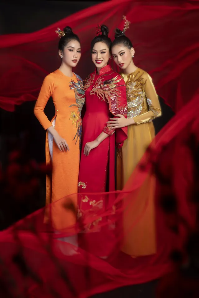 Hoa hậu Đỗ Thị Hà khoe vẻ sắc sảo với áo dài retro - Ảnh 5. Hoa hậu Đỗ Thị Hà khoe vẻ sắc sảo với áo dài retro - Ảnh 5.