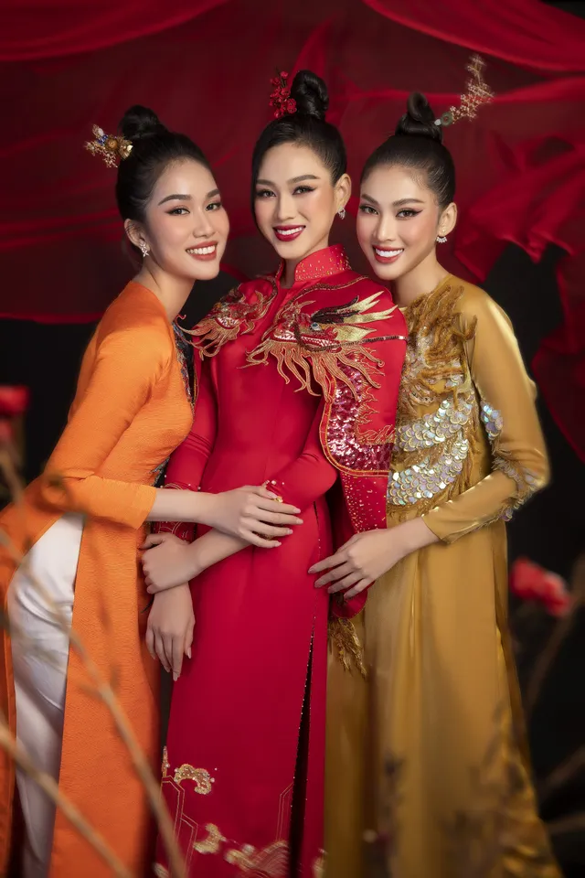 Hoa hậu Đỗ Thị Hà khoe vẻ sắc sảo với áo dài retro - Ảnh 1. Hoa hậu Đỗ Thị Hà khoe vẻ sắc sảo với áo dài retro - Ảnh 1.