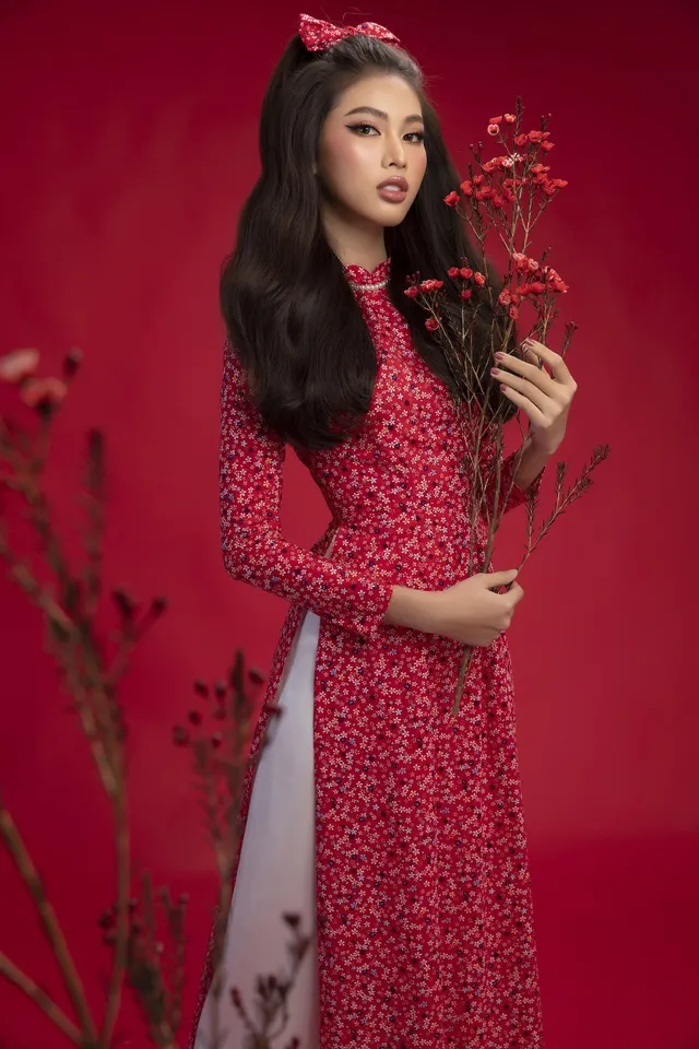 Hoa hậu Đỗ Thị Hà khoe vẻ sắc sảo với áo dài retro - Ảnh 15. Hoa hậu Đỗ Thị Hà khoe vẻ sắc sảo với áo dài retro - Ảnh 15.