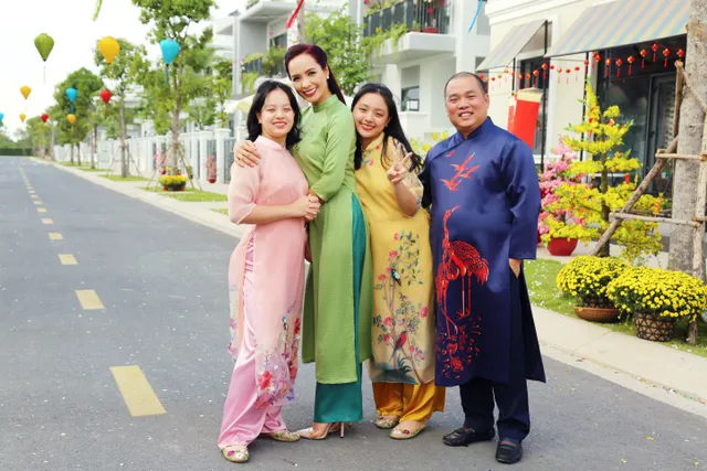 Gia đình Thúy Hạnh – Minh Khang rạng rỡ chụp ảnh Tết - Ảnh 2.