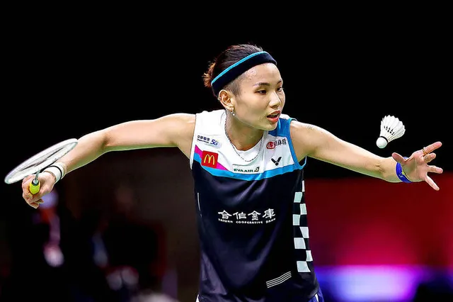 Giải cầu lông World Tour Finals: Viktor Axelsen và Carolina Marin nối dài mạch bất bại - Ảnh 3.