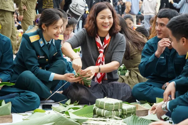 10 năm gói những tấm bánh nghĩa tình mang Tết yêu thương về cho người nghèo - Ảnh 1.