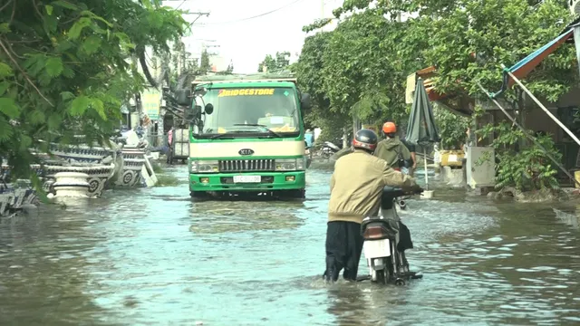 Trời không mưa, đường ở Thủ Đức vẫn ngập cả mét - Ảnh 3.