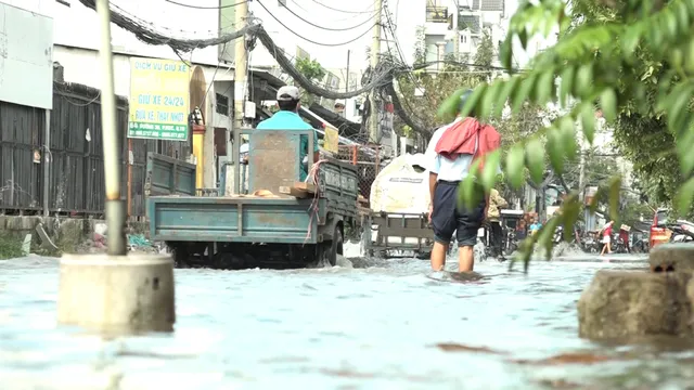 Trời không mưa, đường ở Thủ Đức vẫn ngập cả mét - Ảnh 5.