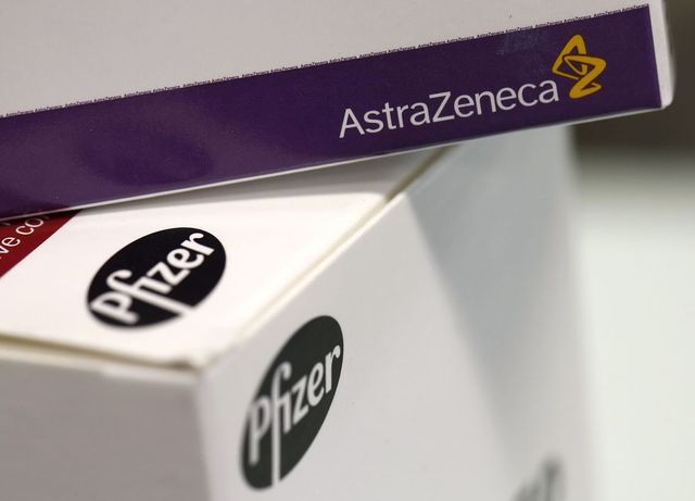 Anh tiếp tục là nước đầu tiên cho tiêm vaccine của AstraZeneca - Ảnh 2.