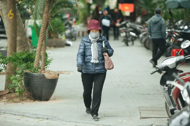 Muôn kiểu chống rét của người Hà Nội trong đợt rét đậm nhất đầu mùa - Ảnh 5. Muôn kiểu chống rét của người Hà Nội trong đợt rét đậm nhất đầu mùa - Ảnh 5.