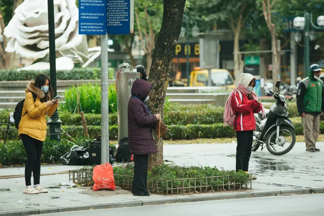 Muôn kiểu chống rét của người Hà Nội trong đợt rét đậm nhất đầu mùa - Ảnh 6. Muôn kiểu chống rét của người Hà Nội trong đợt rét đậm nhất đầu mùa - Ảnh 6.