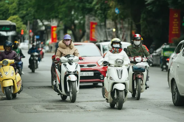 Muôn kiểu chống rét của người Hà Nội trong đợt rét đậm nhất đầu mùa - Ảnh 1. Muôn kiểu chống rét của người Hà Nội trong đợt rét đậm nhất đầu mùa - Ảnh 1.