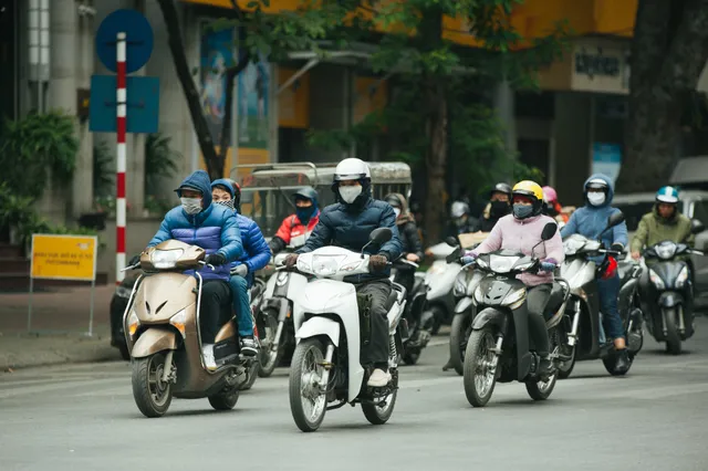 Muôn kiểu chống rét của người Hà Nội trong đợt rét đậm nhất đầu mùa - Ảnh 3. Muôn kiểu chống rét của người Hà Nội trong đợt rét đậm nhất đầu mùa - Ảnh 3.