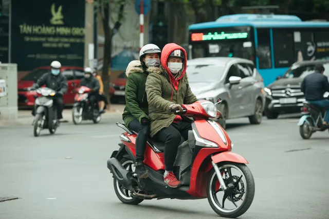 Muôn kiểu chống rét của người Hà Nội trong đợt rét đậm nhất đầu mùa - Ảnh 2. Muôn kiểu chống rét của người Hà Nội trong đợt rét đậm nhất đầu mùa - Ảnh 2.