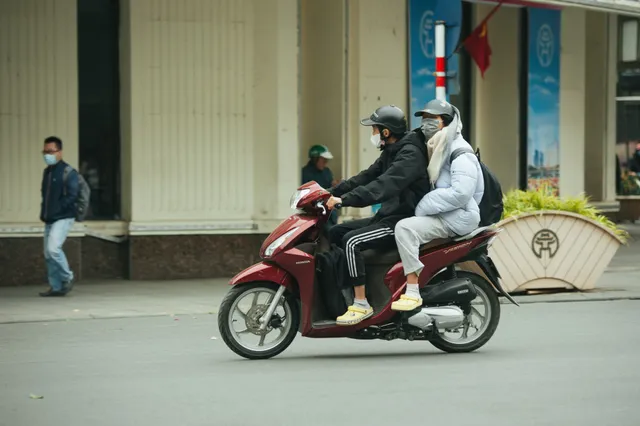 Muôn kiểu chống rét của người Hà Nội trong đợt rét đậm nhất đầu mùa - Ảnh 4. Muôn kiểu chống rét của người Hà Nội trong đợt rét đậm nhất đầu mùa - Ảnh 4.