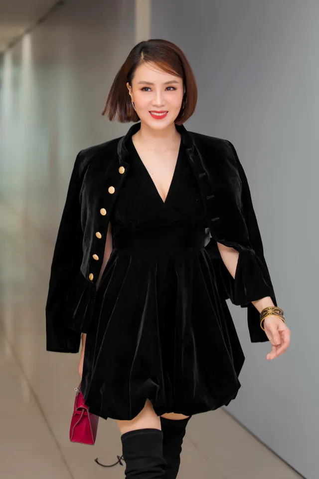 Diễn viên lên đồ ngày rét buốt: Lã Thanh Huyền quấn chăn ra đường, Bảo Hân hóa gấu bự, Hồng Diễm sang chảnh - Ảnh 10. Diễn viên lên đồ ngày rét buốt: Lã Thanh Huyền quấn chăn ra đường, Bảo Hân hóa gấu bự, Hồng Diễm sang chảnh - Ảnh 10.