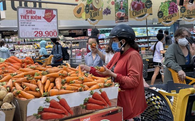 Siêu thị TP Hồ Chí Minh đón khách trở lại, hàng hóa dồi dào - Ảnh 1.