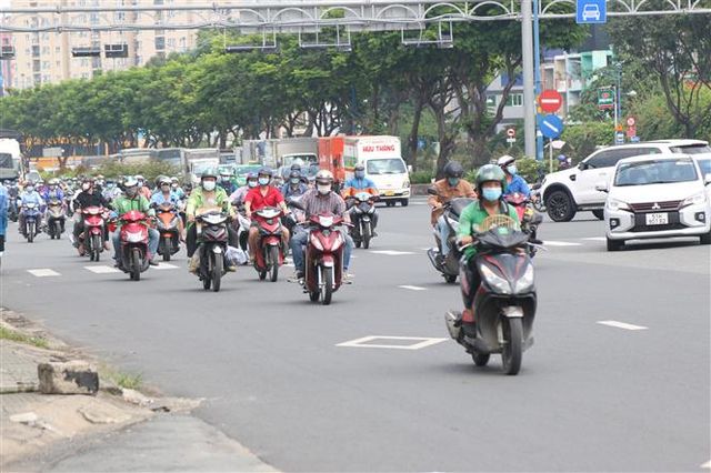 TP Hồ Chí Minh lạ mà quen sau 4 tháng giãn cách - Ảnh 2.