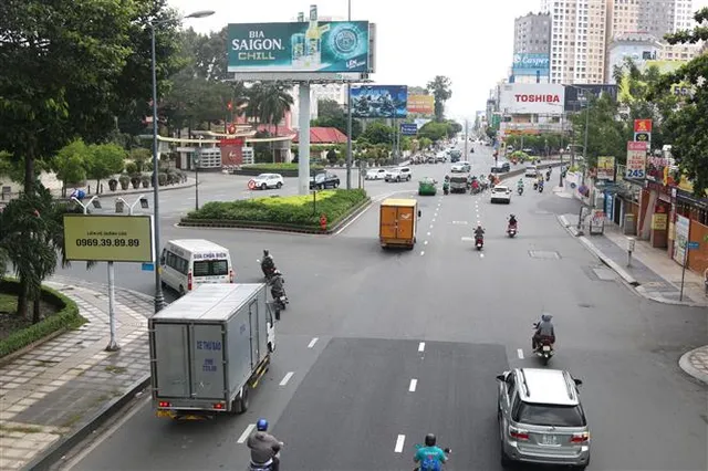 Ngày đầu nới lỏng giãn cách ở TP Hồ Chí Minh: Người dân phấn khởi nhưng hầu hết không chủ quan - Ảnh 1.