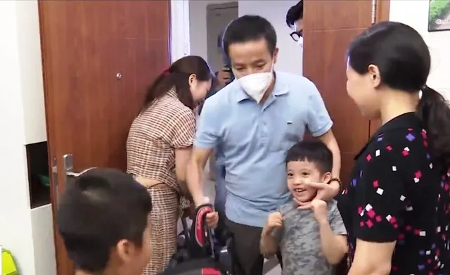 Niềm vui đoàn tụ của những y, bác sĩ trở về từ tâm dịch - Ảnh 1. Niềm vui đoàn tụ của những y, bác sĩ trở về từ tâm dịch - Ảnh 1.